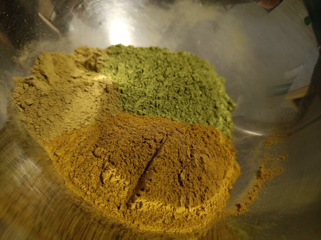 Mélange de trois poudres pour une coloration végétale chez L'Hair Végétal